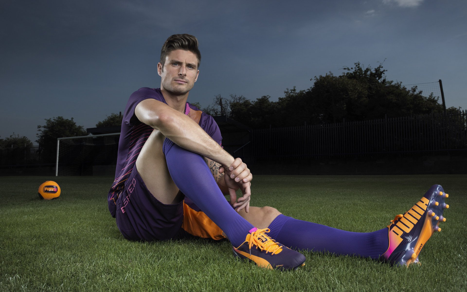 Jiu You-C罗赛后签名送给残障球迷感动现场，c罗签名的足球值多少钱